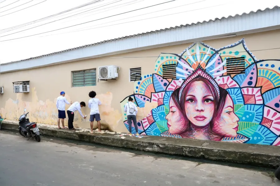 Artistas participam de projeto de arte urbana em Parintins