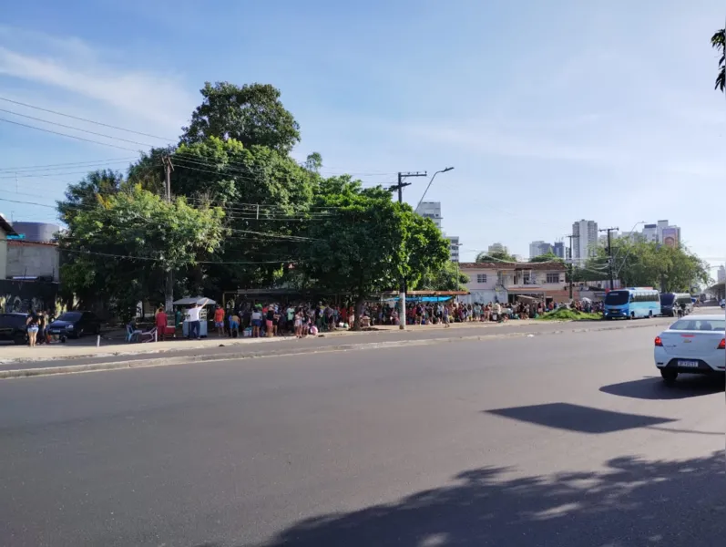 Passageiros de Mosqueiro reclamam de demora dos ônibus • DOL