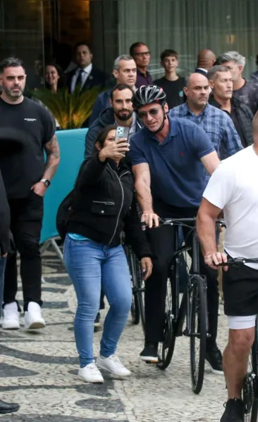 Eterno Wolwerine, Hugh Jackman passeia de bicicleta pelo Rio