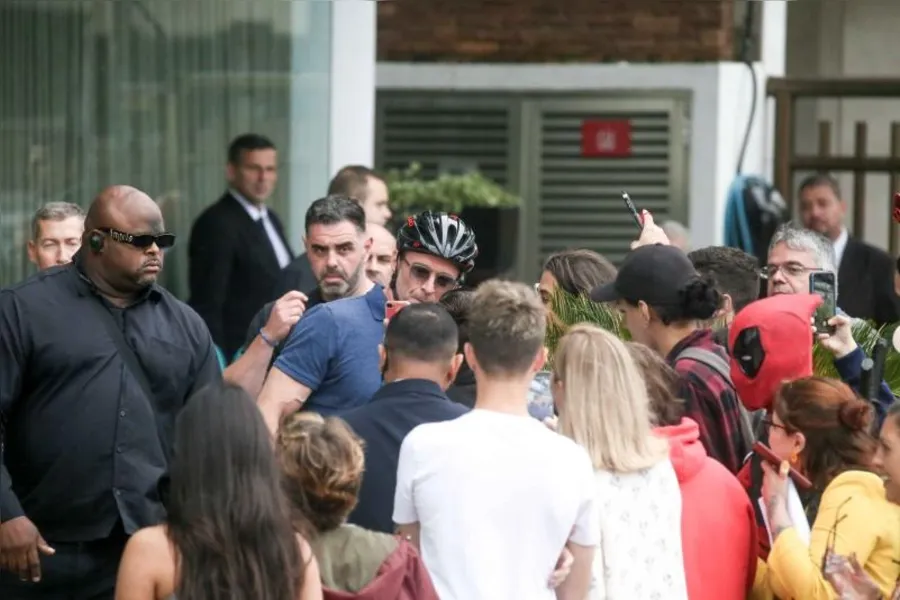 Eterno Wolwerine, Hugh Jackman passeia de bicicleta pelo Rio