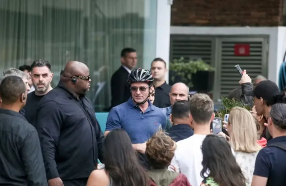 Eterno Wolwerine, Hugh Jackman passeia de bicicleta pelo Rio