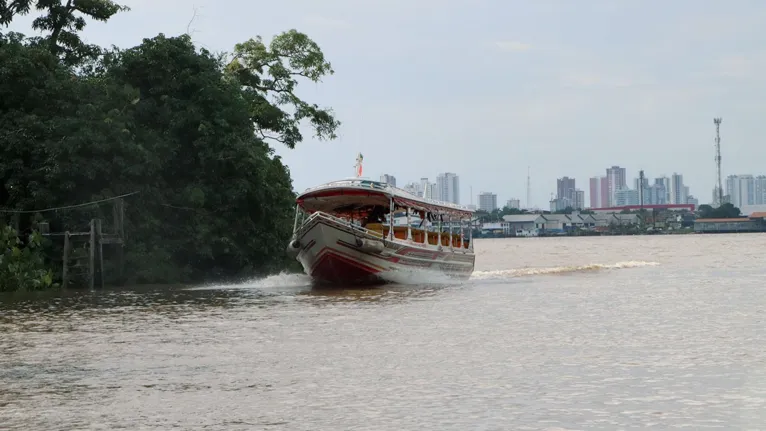 Ao fundo Belém, embarcação chegando à ilha do Combu