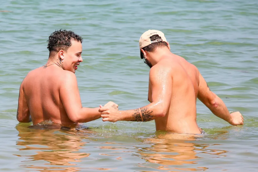 Gloria Groove e marido esquentam o clima em praia da Bahia