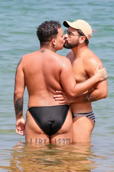 Gloria Groove e marido esquentam o clima em praia da Bahia