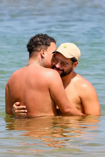 Gloria Groove e marido esquentam o clima em praia da Bahia