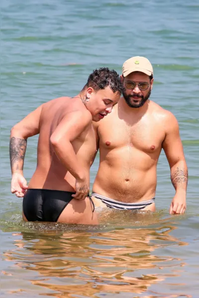 Gloria Groove e marido esquentam o clima em praia da Bahia