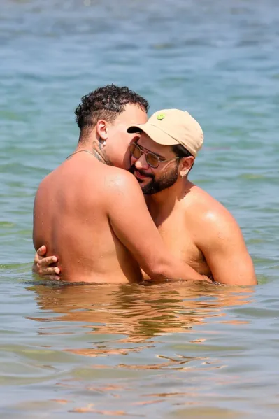 Gloria Groove e marido esquentam o clima em praia da Bahia