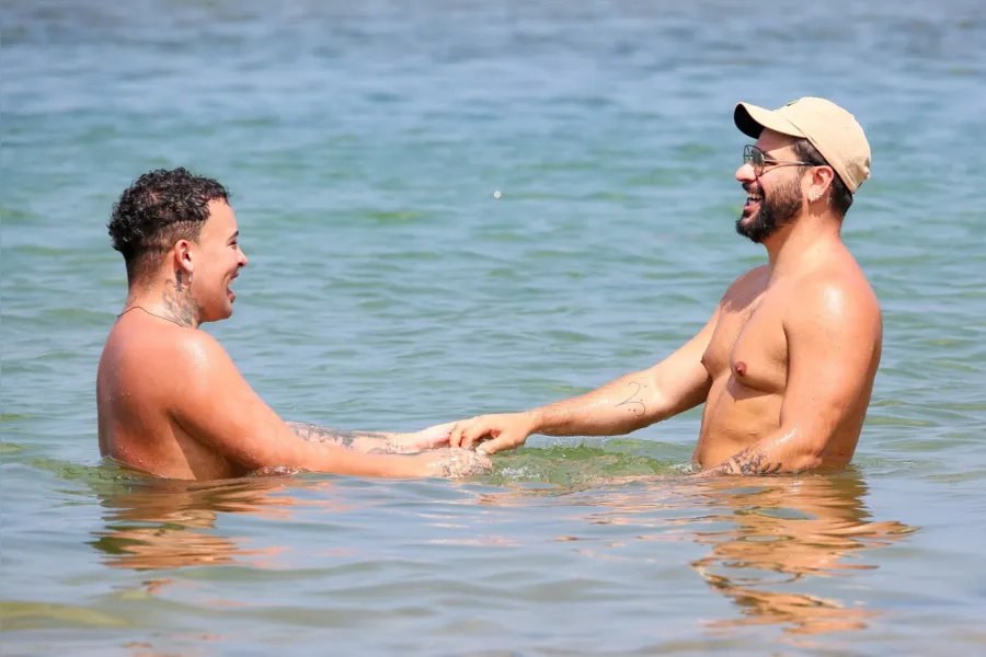 Gloria Groove e marido esquentam o clima em praia da Bahia