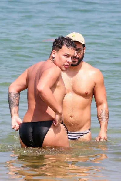 Gloria Groove e marido esquentam o clima em praia da Bahia