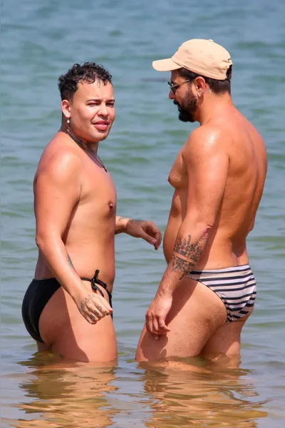 Gloria Groove e marido esquentam o clima em praia da Bahia