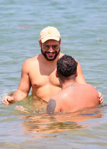 Gloria Groove e marido esquentam o clima em praia da Bahia