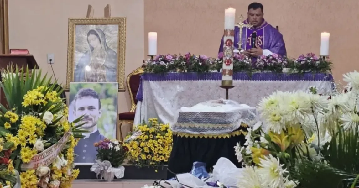 Corpo de padre é sepultado sob forte comoção e homenagens