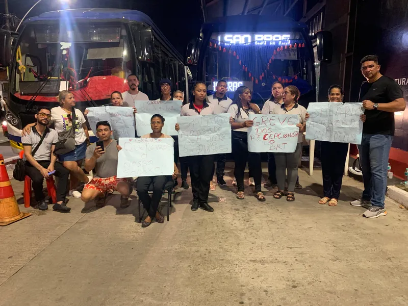 Servidores do BRT Belém protestam contra salários atrasados