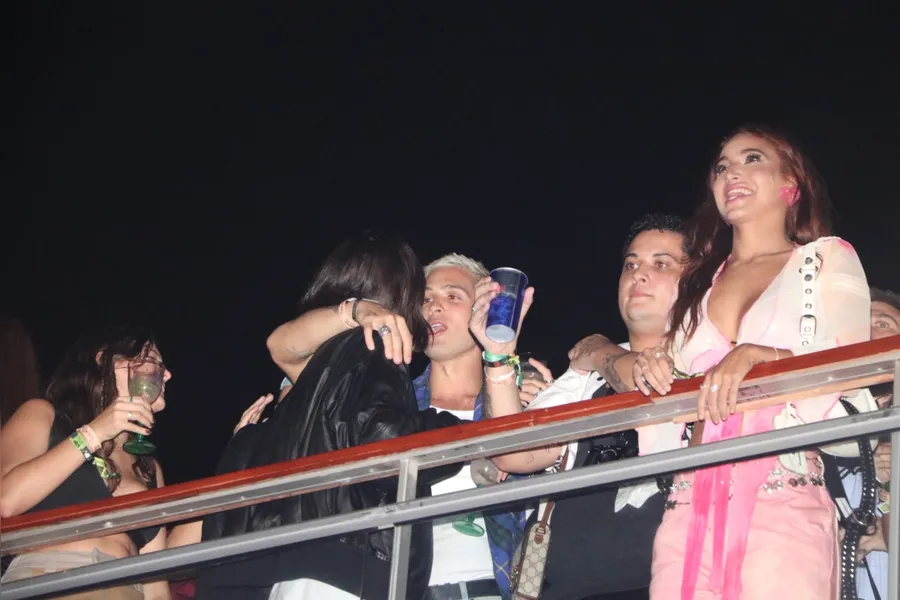 Bruna Marquezine, João Guilherme e outros famosos curtem a 1ª noite do Rock in Rio