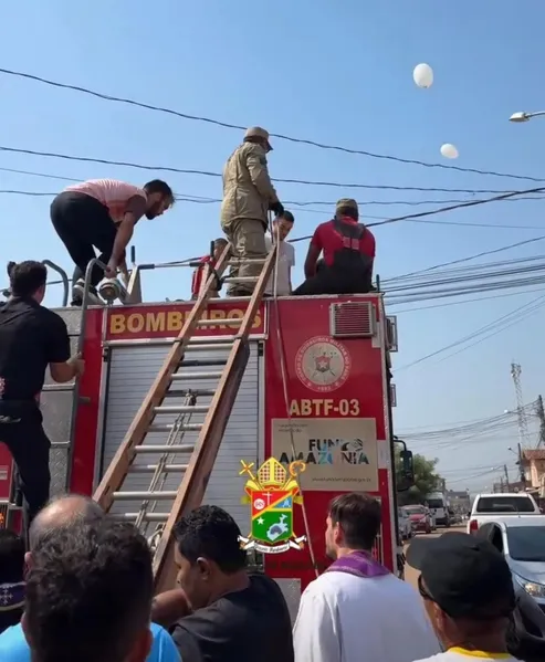 Corpo de padre é sepultado sob forte comoção e homenagens