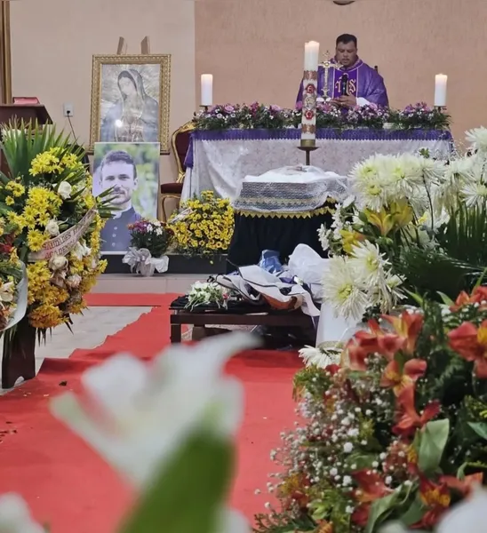 Corpo de padre é sepultado sob forte comoção e homenagens