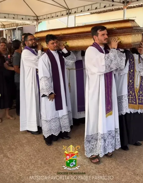 Corpo de padre é sepultado sob forte comoção e homenagens