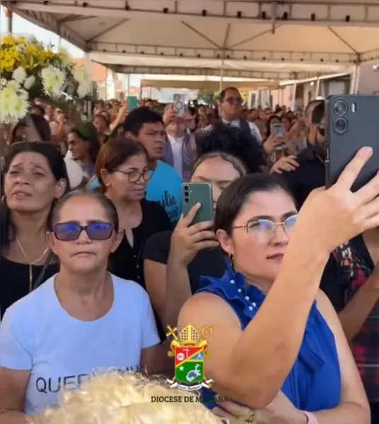 Corpo de padre é sepultado sob forte comoção e homenagens