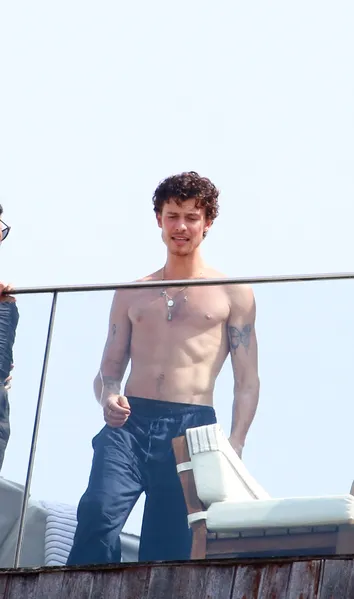 Shawn Mendes curte sol e exibe físico em varanda de hotel