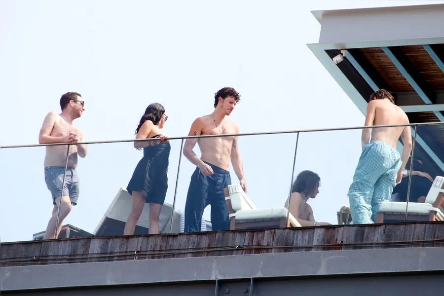 Shawn Mendes curte sol e exibe físico em varanda de hotel