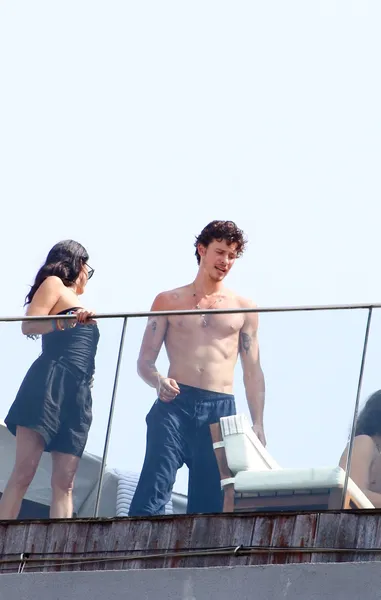 Shawn Mendes curte sol e exibe físico em varanda de hotel