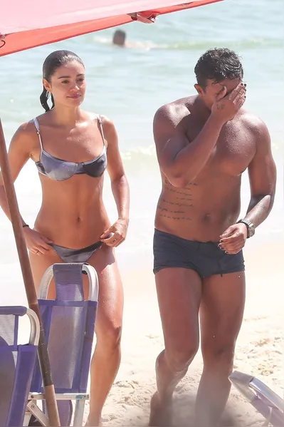 Sophie Charlotte e Xamã são flagrados aos beijos na praia