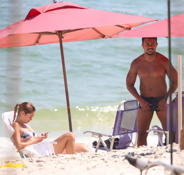 Sophie Charlotte e Xamã são flagrados aos beijos na praia