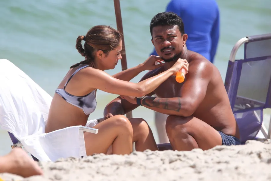 Sophie Charlotte e Xamã são flagrados aos beijos na praia