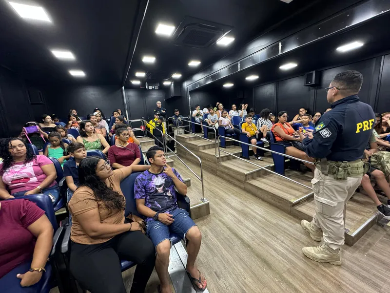 PRF realiza Cinema Rodoviário pela primeira vez em Belém