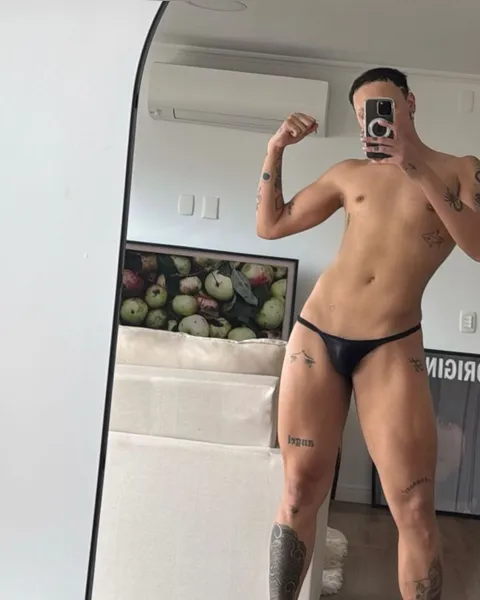 Pabllo Vittar posa de calcinha e bumbum empinado recebe elogios