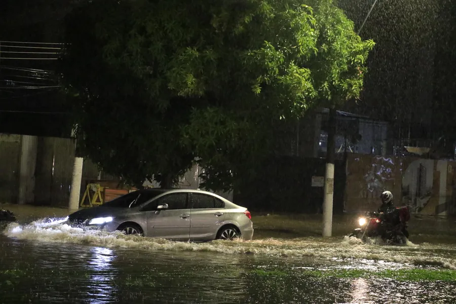 Belém registra alagamentos e trânsito lento após temporal