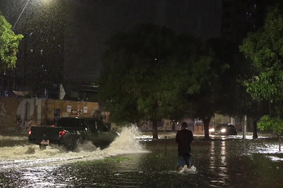 Belém registra alagamentos e trânsito lento após temporal