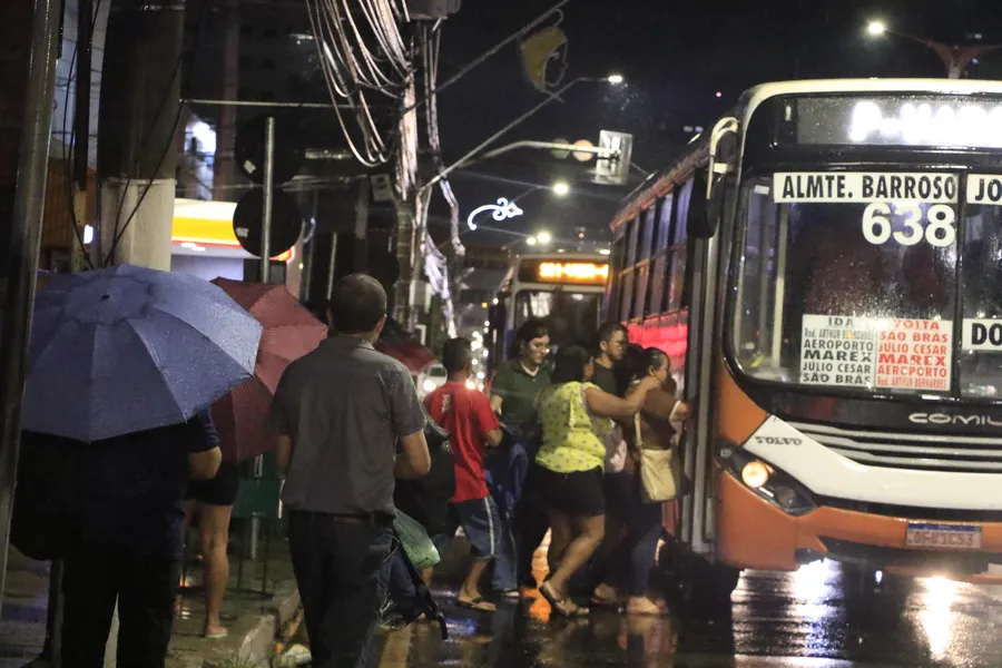 Belém registra alagamentos e trânsito lento após temporal