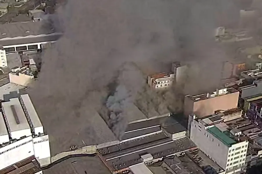 VÍDEO: Incêndio atinge famoso shopping no Brás, em São Paulo