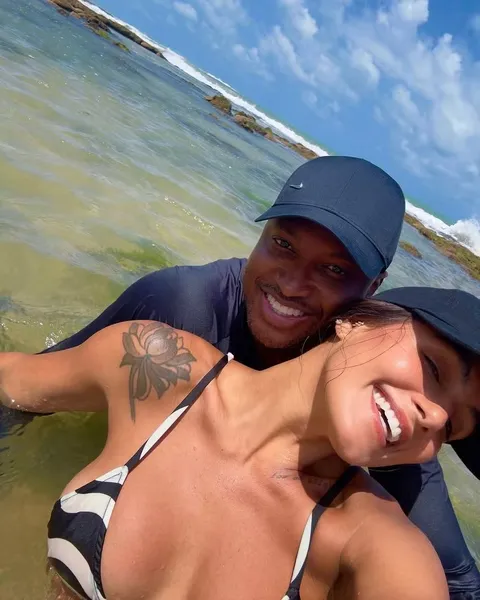 Carol Peixinho curte dia de praia ao lado de Thiaguinho