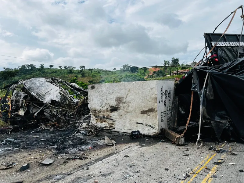 Grave acidente entre 3 veículos deixa 38 mortos em MG