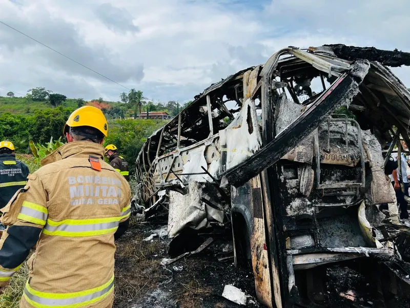 Grave acidente entre 3 veículos deixa 38 mortos em MG