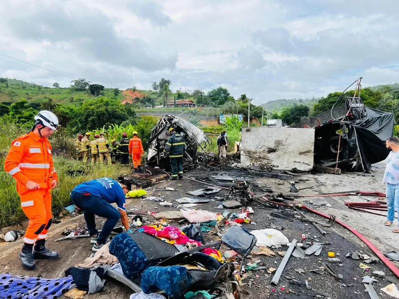 Grave acidente entre 3 veículos deixa 38 mortos em MG