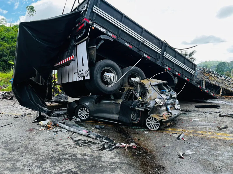 Grave acidente entre 3 veículos deixa 38 mortos em MG