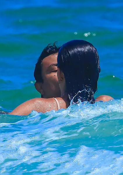 Beijo molhado! Sophie Charlotte e Xamã curtem praia do RJ