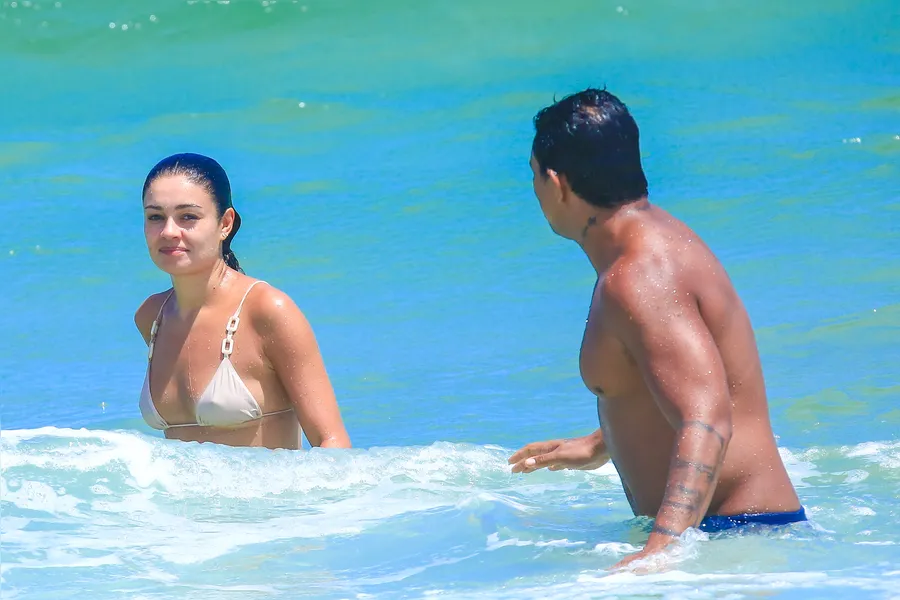 Beijo molhado! Sophie Charlotte e Xamã curtem praia do RJ