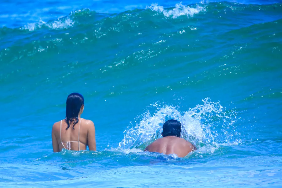 Beijo molhado! Sophie Charlotte e Xamã curtem praia do RJ