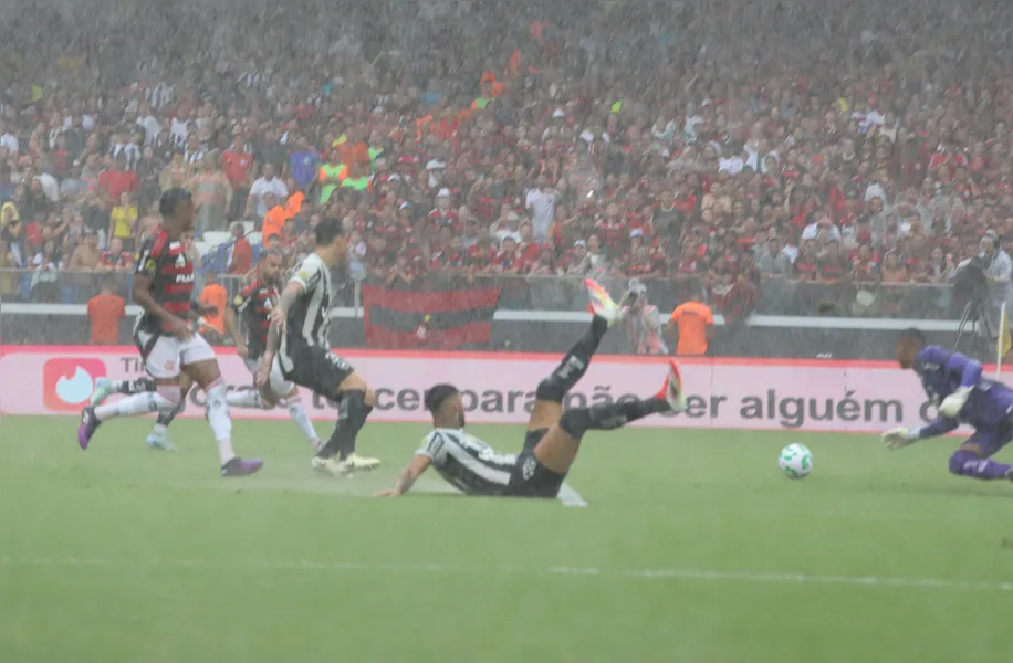 É muita água! Chuva para Flamengo x Botafogo; veja imagens