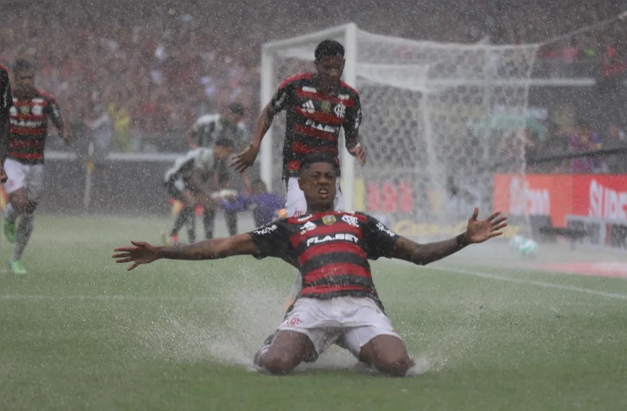 É muita água! Chuva para Flamengo x Botafogo; veja imagens