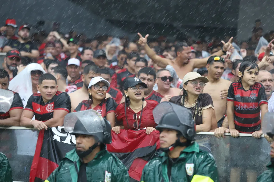 É muita água! Chuva para Flamengo x Botafogo; veja imagens