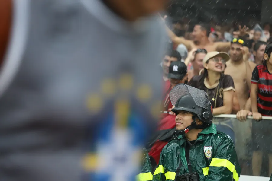 É muita água! Chuva para Flamengo x Botafogo; veja imagens