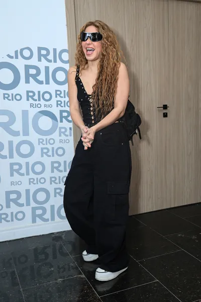 Shakira desembarca no Rio e esbanja simpatia