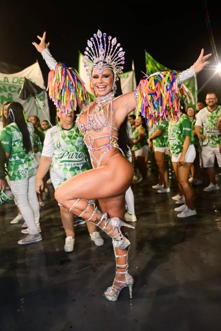 
        
        
            Viviane Araújo deixa bumbum à mostra em ensaio de Carnaval
        
    