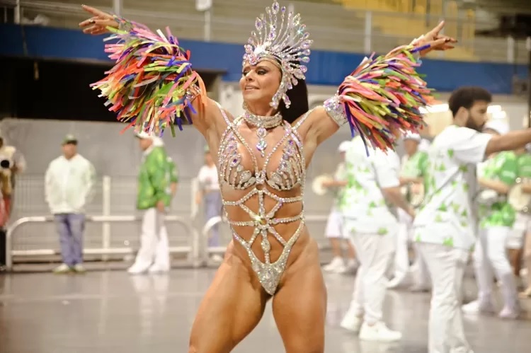 
        
        
            Viviane Araújo deixa bumbum à mostra em ensaio de Carnaval
        
    