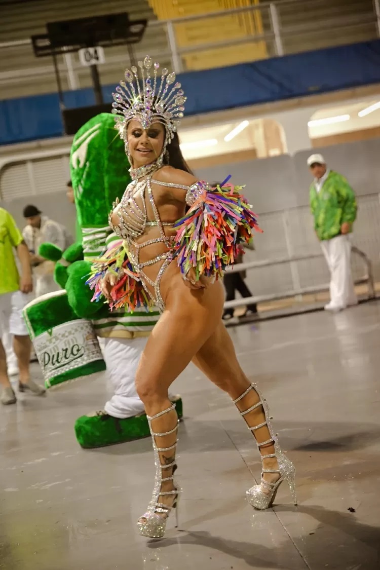 
        
        
            Viviane Araújo deixa bumbum à mostra em ensaio de Carnaval
        
    